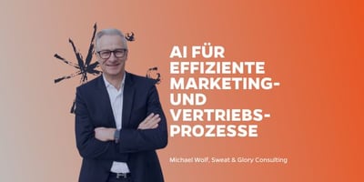 Lächelnder Geschäftsmann mit verschränkten Armen vor einem orangefarbenen Hintergrund mit dem Text 'AI für effiziente Marketing- und Vertriebsprozesse' - Michael Wolf, Sweat & Glory Consulting.
