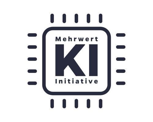 Signet der Sweat & Glory Consulting KI Mehrwert Initiative aus einem stilisierten, schwarzen Computer-Chip auf weissem Hintergund und dem im Zentrum stehenden schwarzen Text 
