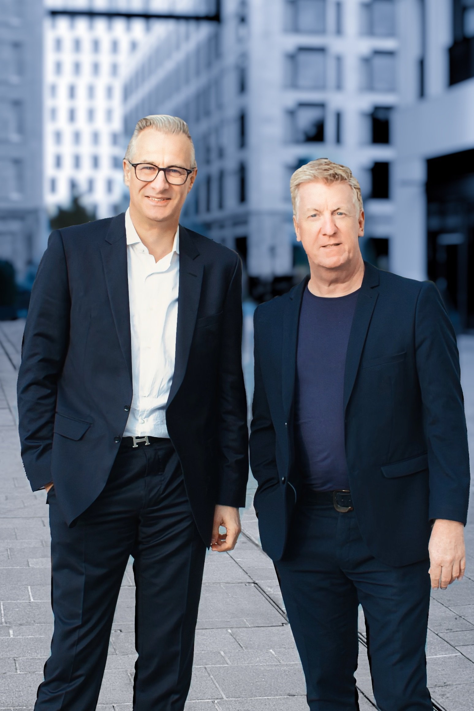 Michael Wolf und Uwe Middeke, Gründer von Sweat & Glory Consulting, stehen in einer urbanen Umgebung, Symbol für Expertise und Kundennähe.