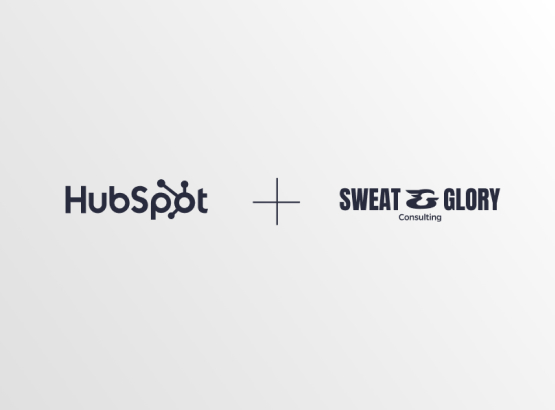 Logos von HubSpot und Sweat & Glory Consulting nebeneinander, Symbol für Partnerschaft und erfolgreiche Inbound-Marketing-Strategien.