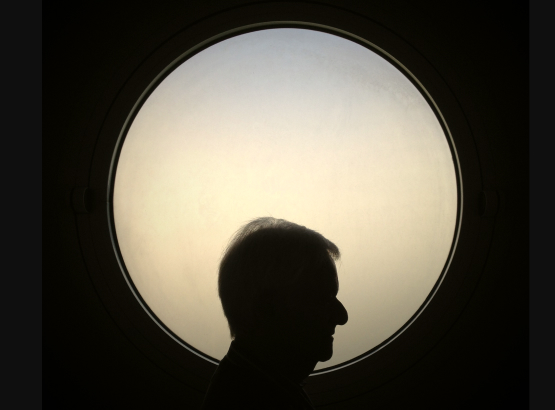 Silhouette eines Kopfes vor rundem Fenster, Symbol für Fokussierung auf Kundenzentrierung und strategische Ausrichtung auf Kundenbedürfnisse.